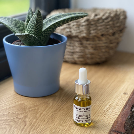 strawberry, strawberry seed, strawberry seed oil, natural face oil, face serum, facial serum, pure oil, seed oil, strawberry oil, suneeta strawberry, suneeta London, suneeta cosmetics, suneeta