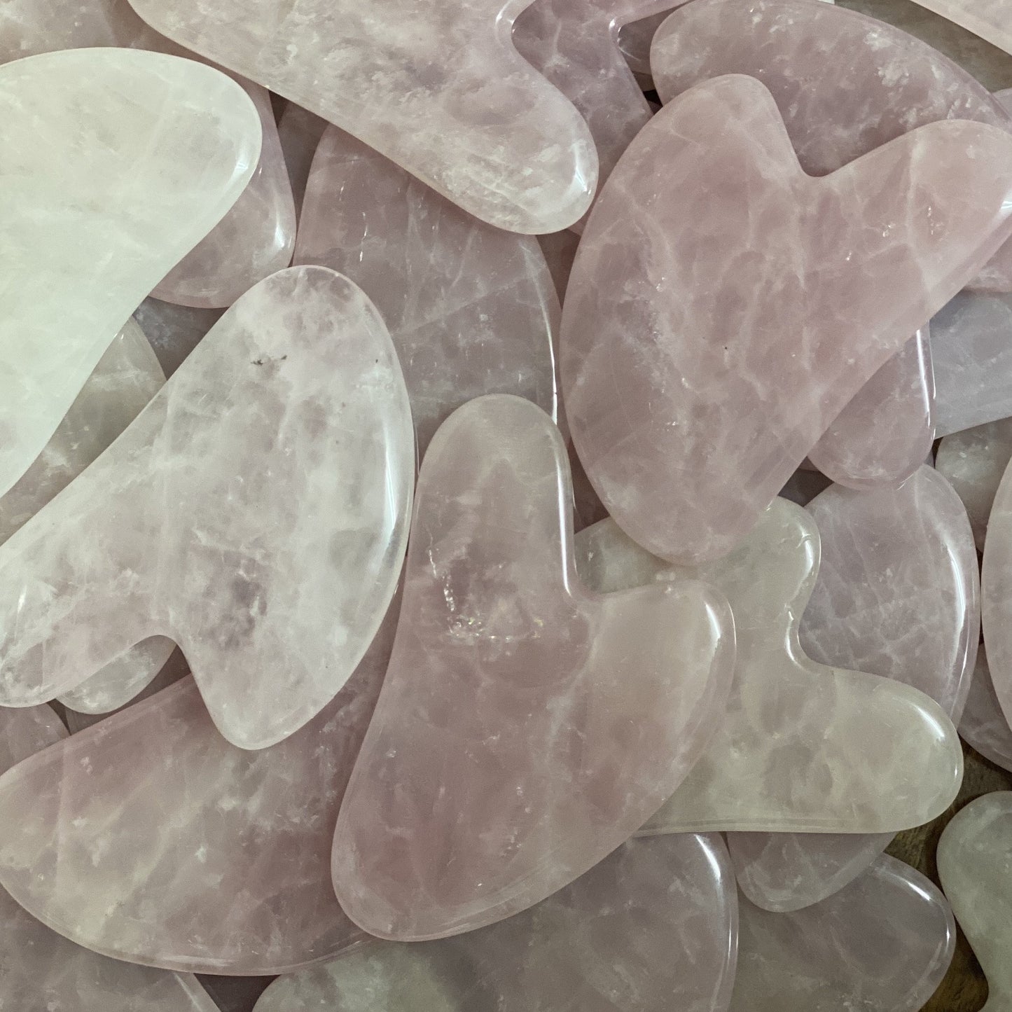 gua sha, gua sha tool, rose quartz gua sha, rose quartz, Suneeta gua sha, Suneeta London, Suneeta cosmetics, natural skincare, Suneeta skincare, gemstone, gemstone gua sha, facial, diy facial, Suneeta diy facial,