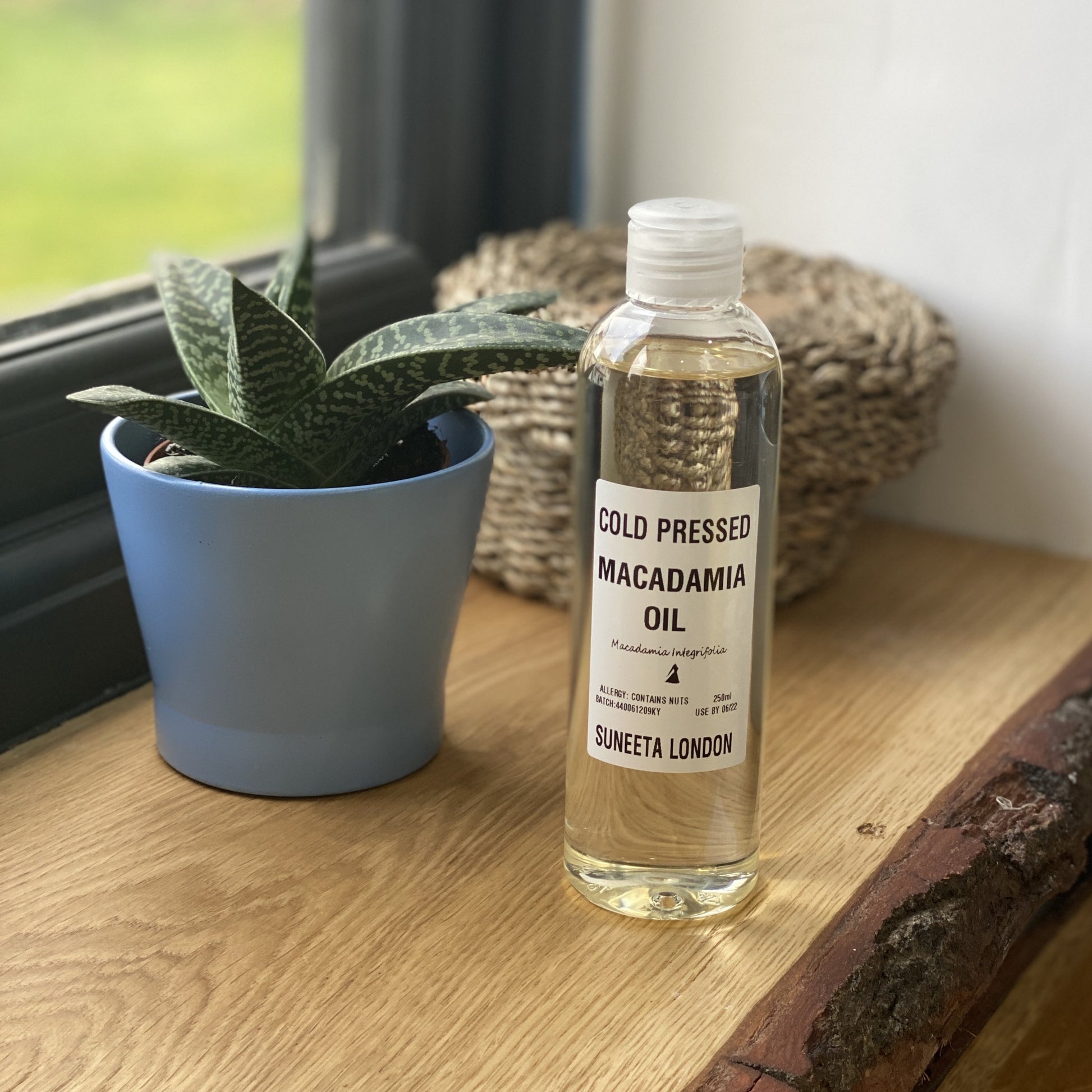 macadamia oil, cold pressed macadamia oil, cold pressed oil, suneeta, suneeta London, suneeta cosmetics, raw ingredient, pure oil, carrier oil, nut oil, squalane 