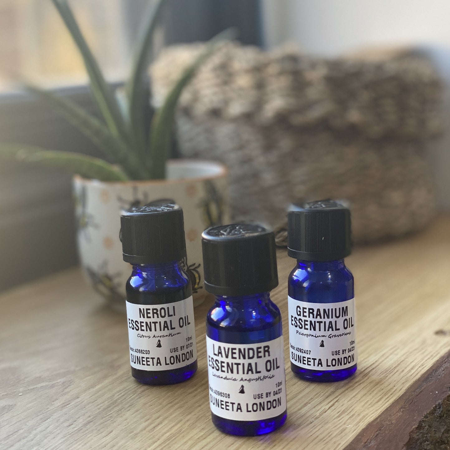 essential oil, pure oil, pure essential oil, suneeta London, suneeta cosmetics, aroma diffuser oil, room fragrance oil, make your own, floral oils, floral oil pack